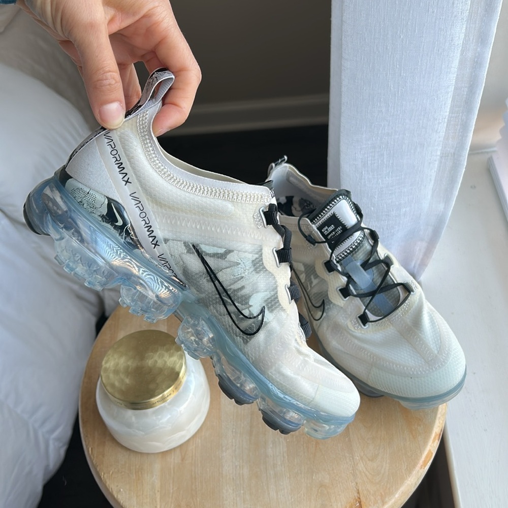 Nike Air VaporMax Running Shoes - Picture 5 of 17